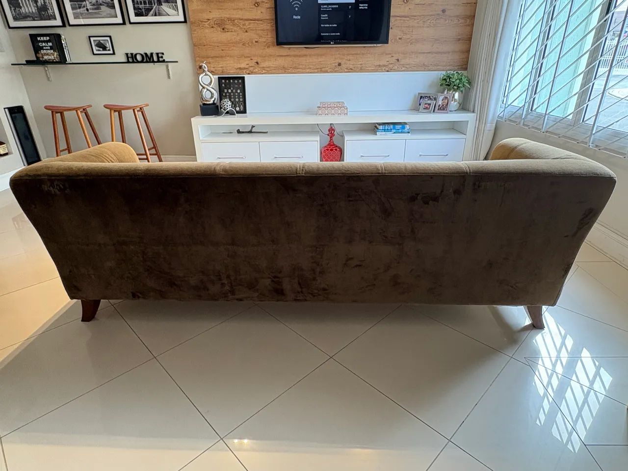 Sofá de veludo marrom 2,20m | Moderno e confortável - Foto 4