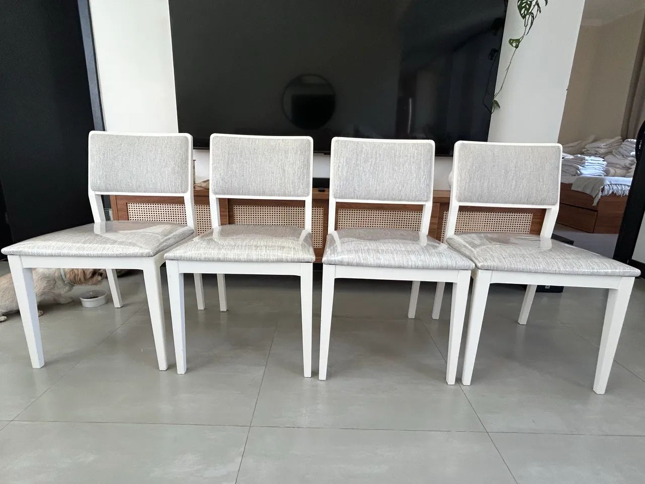 4 Cadeiras em madeira laqueadas e assento forrado. - Foto 2