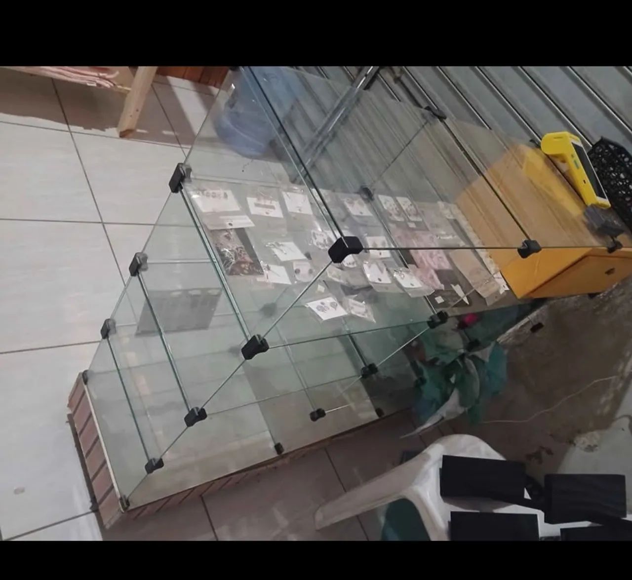 Vitrine de vidro com caixa