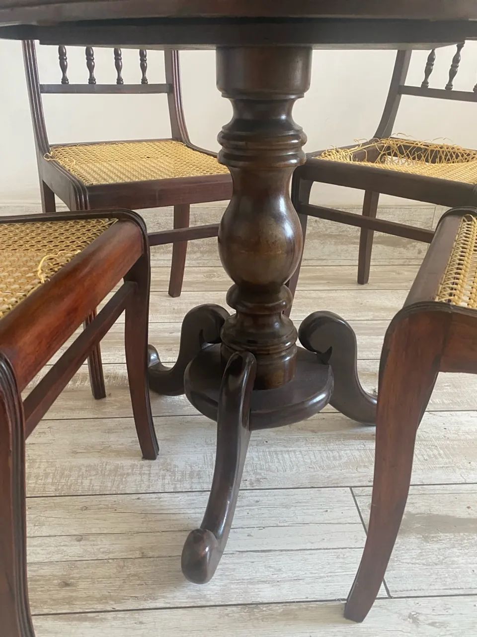 Mesa de madeira sem as cadeiras  - Foto 4