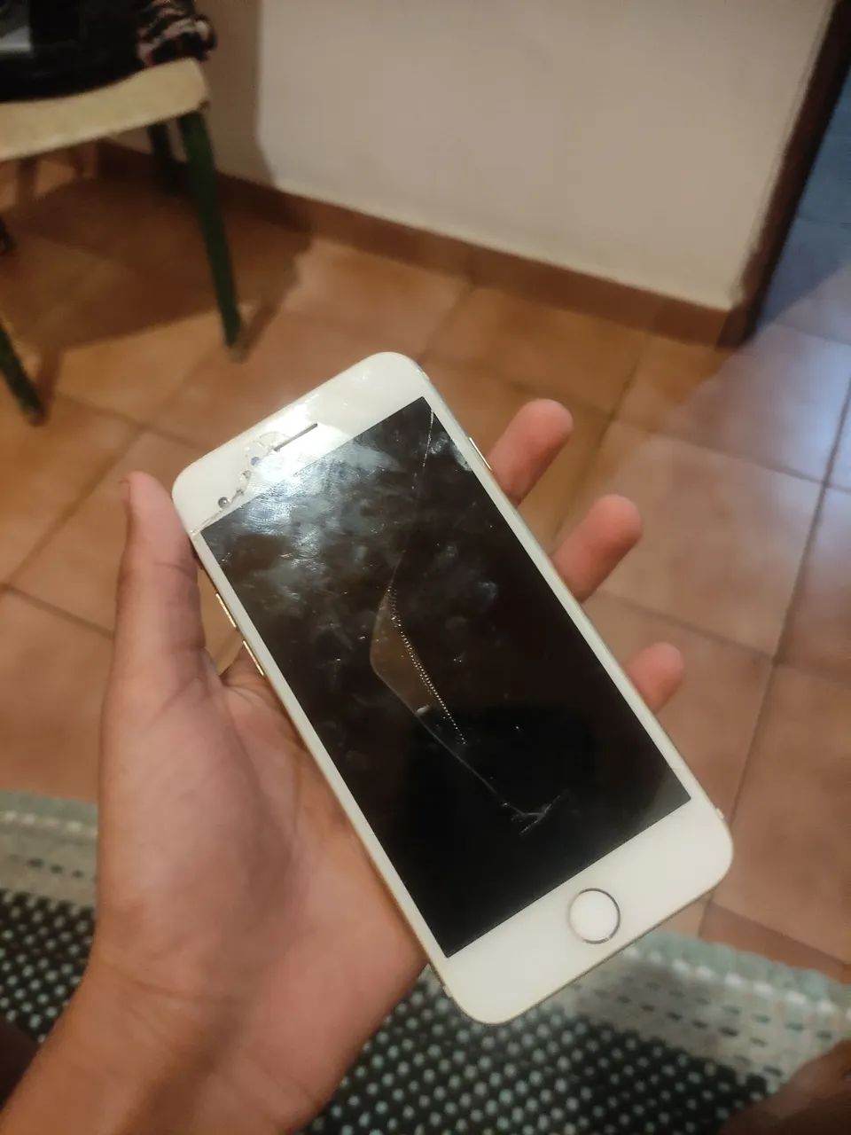 iPhone 7 com bateria ruim e dela trincada