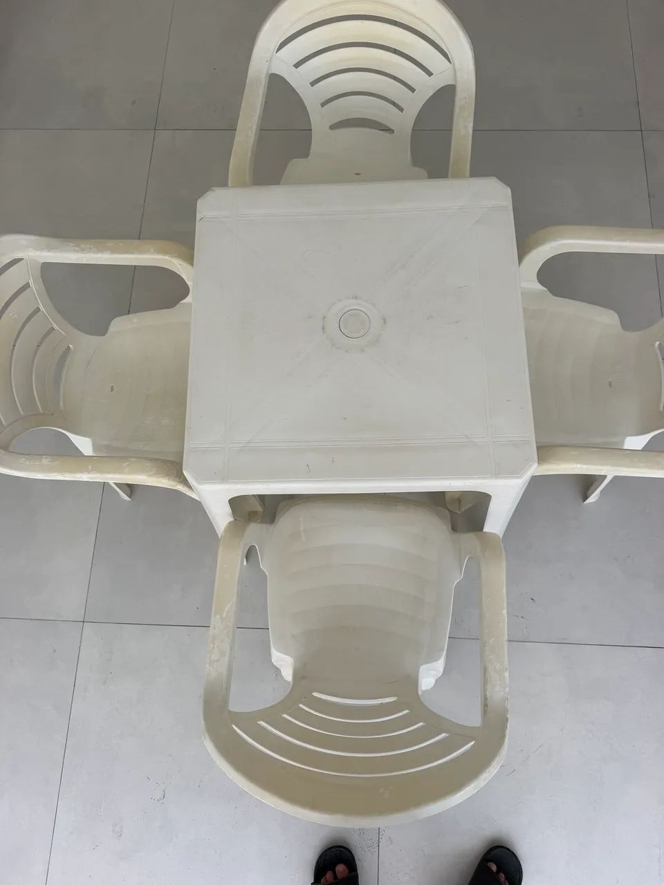 MESA PLÁSTICA COM 4 CADEIRAS  - Foto 3