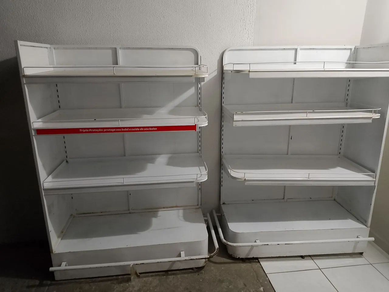 Espositor com prateleiras e estrutura para fazer um balcão ?