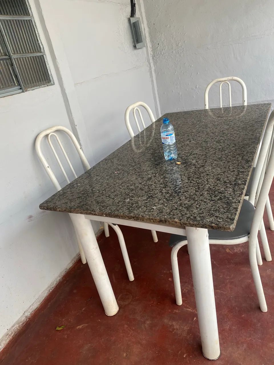 Mesa com 6 cadeira 