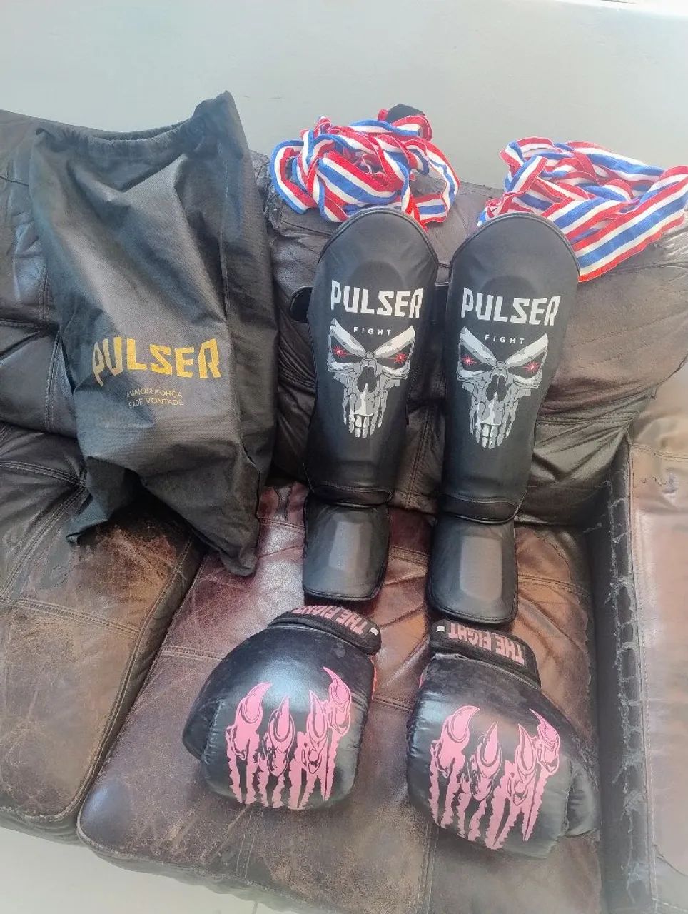 Caneleira e luvas para muay thai