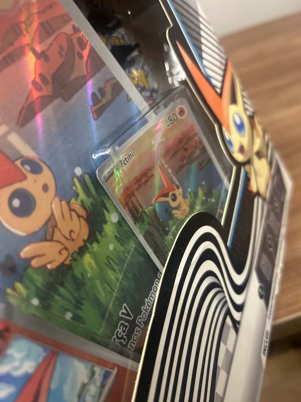 Box Pokémon Victine de Unova Lacrada - Foto 3