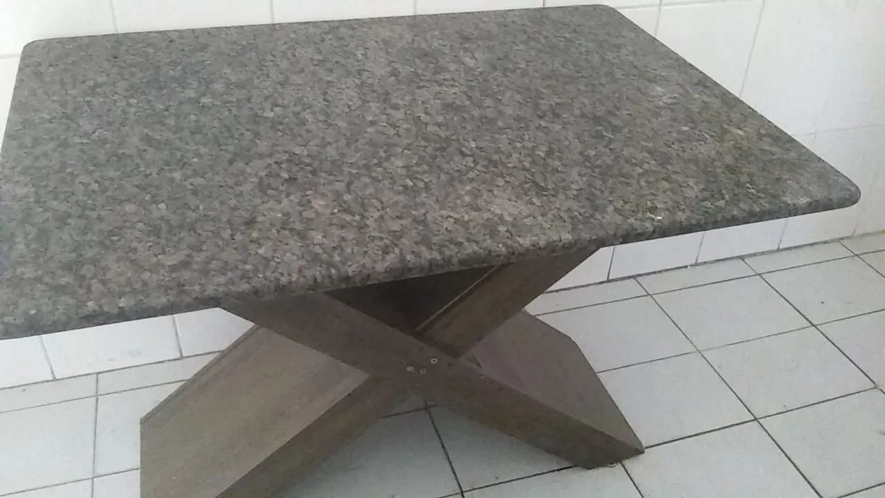 Mesa tampo de granito e base de MDF 