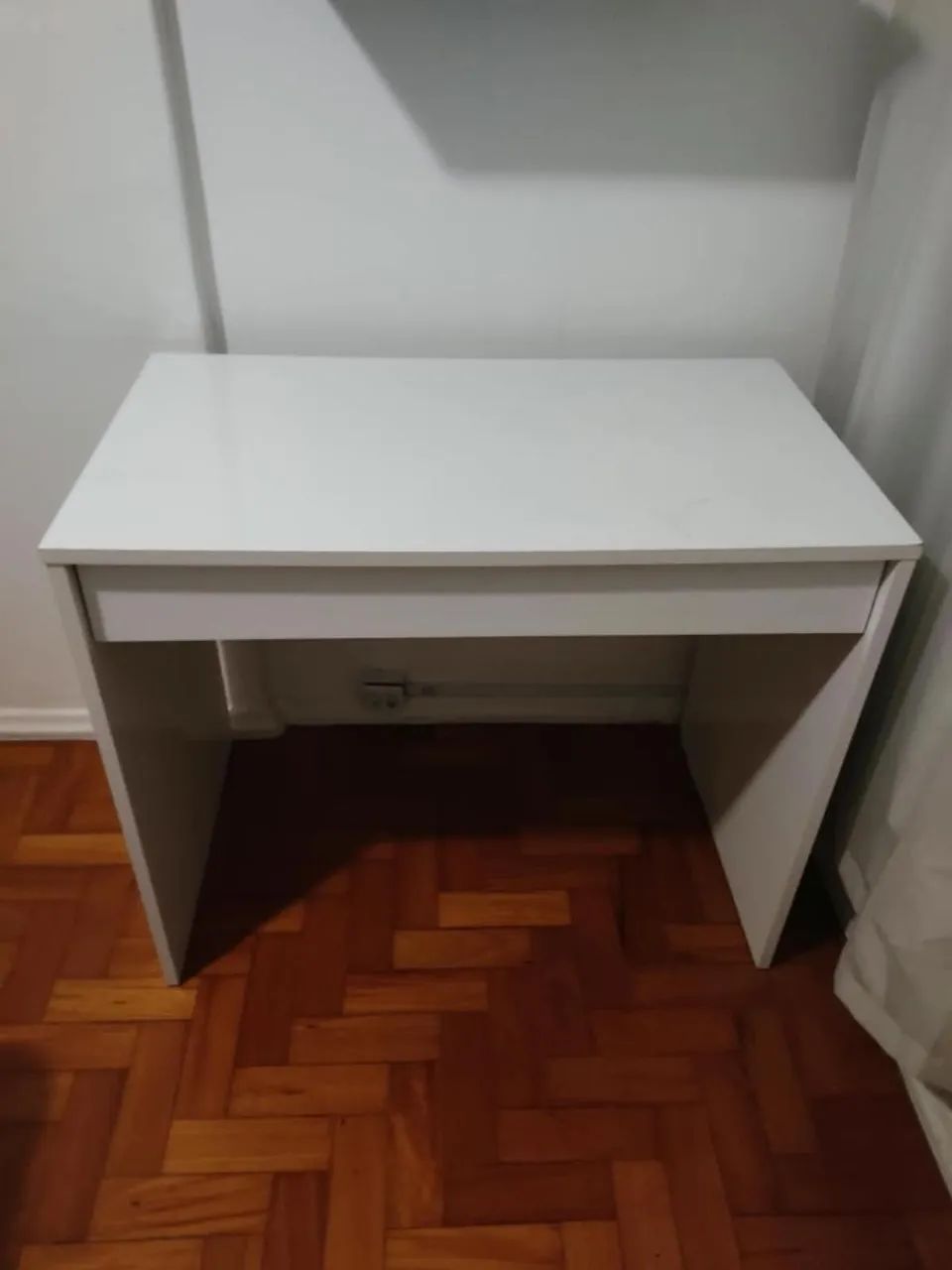 Escrivaninha compacta com gaveta  