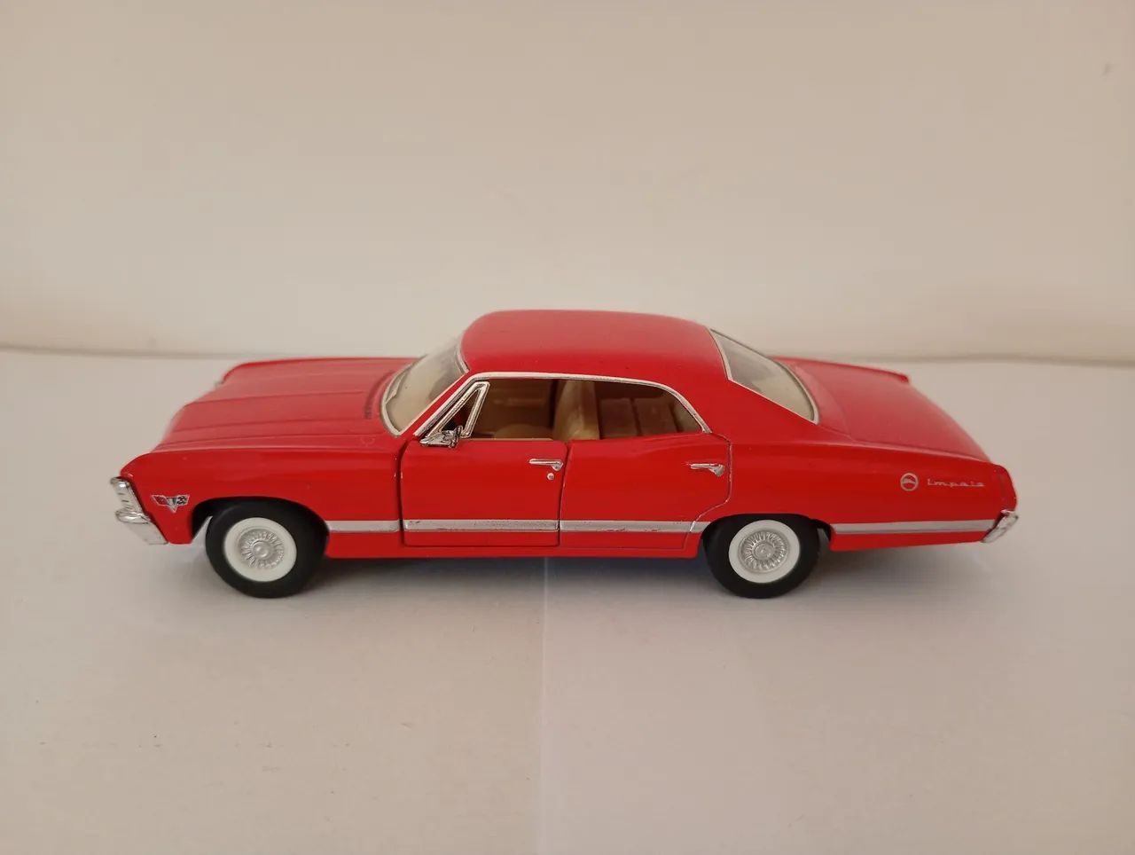 Kinsmart - Miniatura Chevrolet Impala 1967 - Foto 2