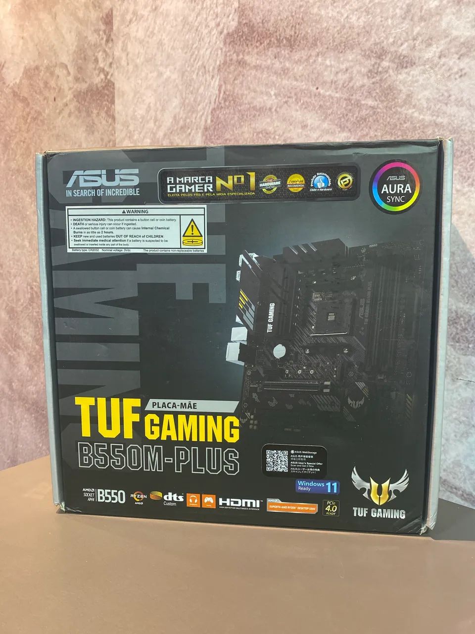 placa-mãe ASUS TUF Gaming B550M-PLUS, projetada para processadores AMD com socket AM4.