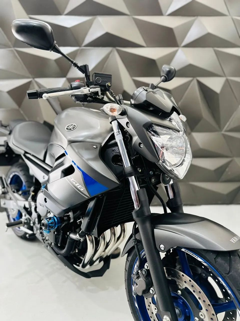 XJ6 N 2013 - 1541083383 | OLX