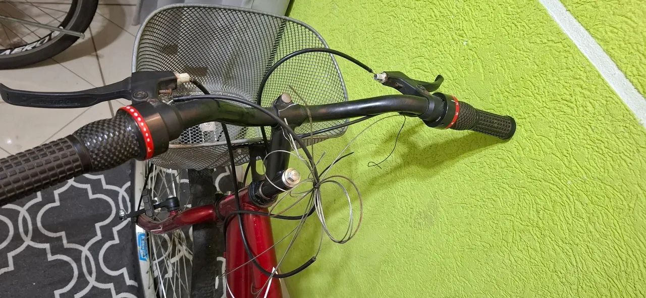 Bicicleta aro 26 com cesto 21 marchas - Foto 4