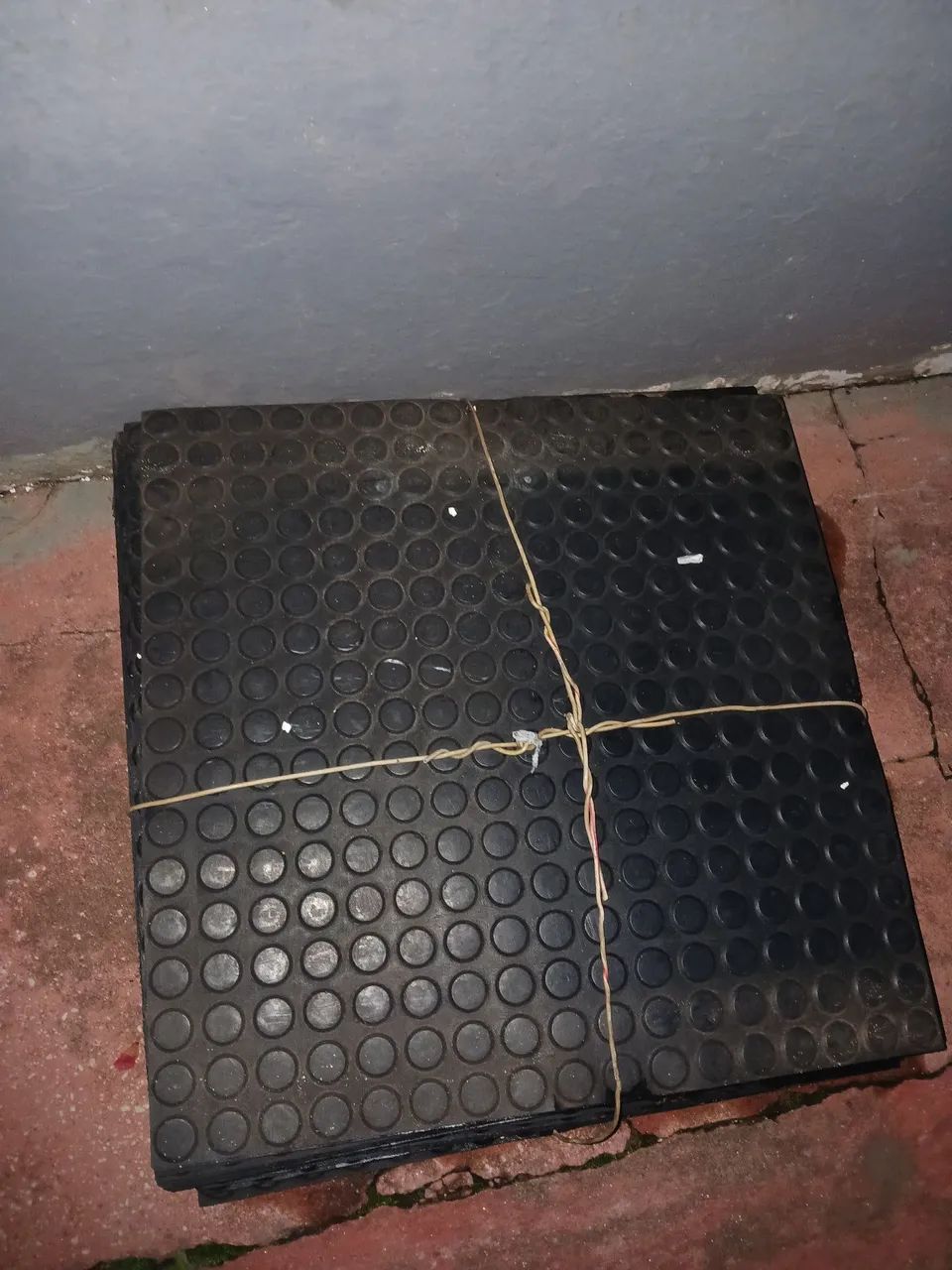 22 unidades de Pisos emborrachados moeda 50x50