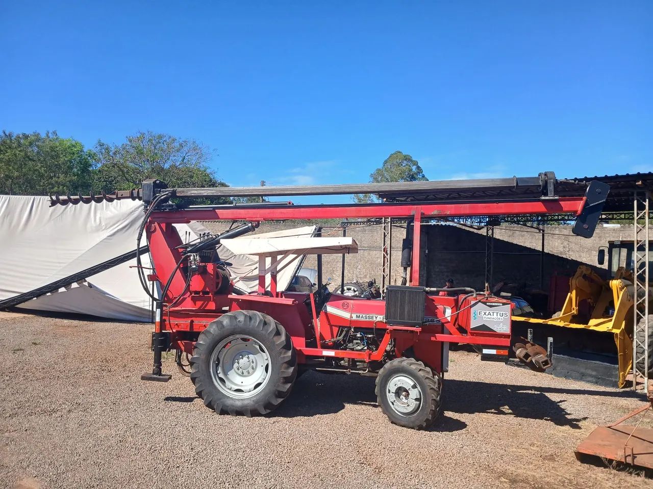 Perfuratriz hidráulica sobre trator 