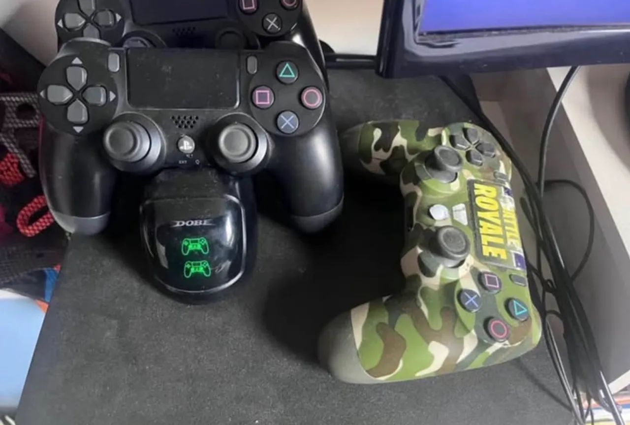 PS4 SLIM 1 TB 3 CONTROLES - Foto 2