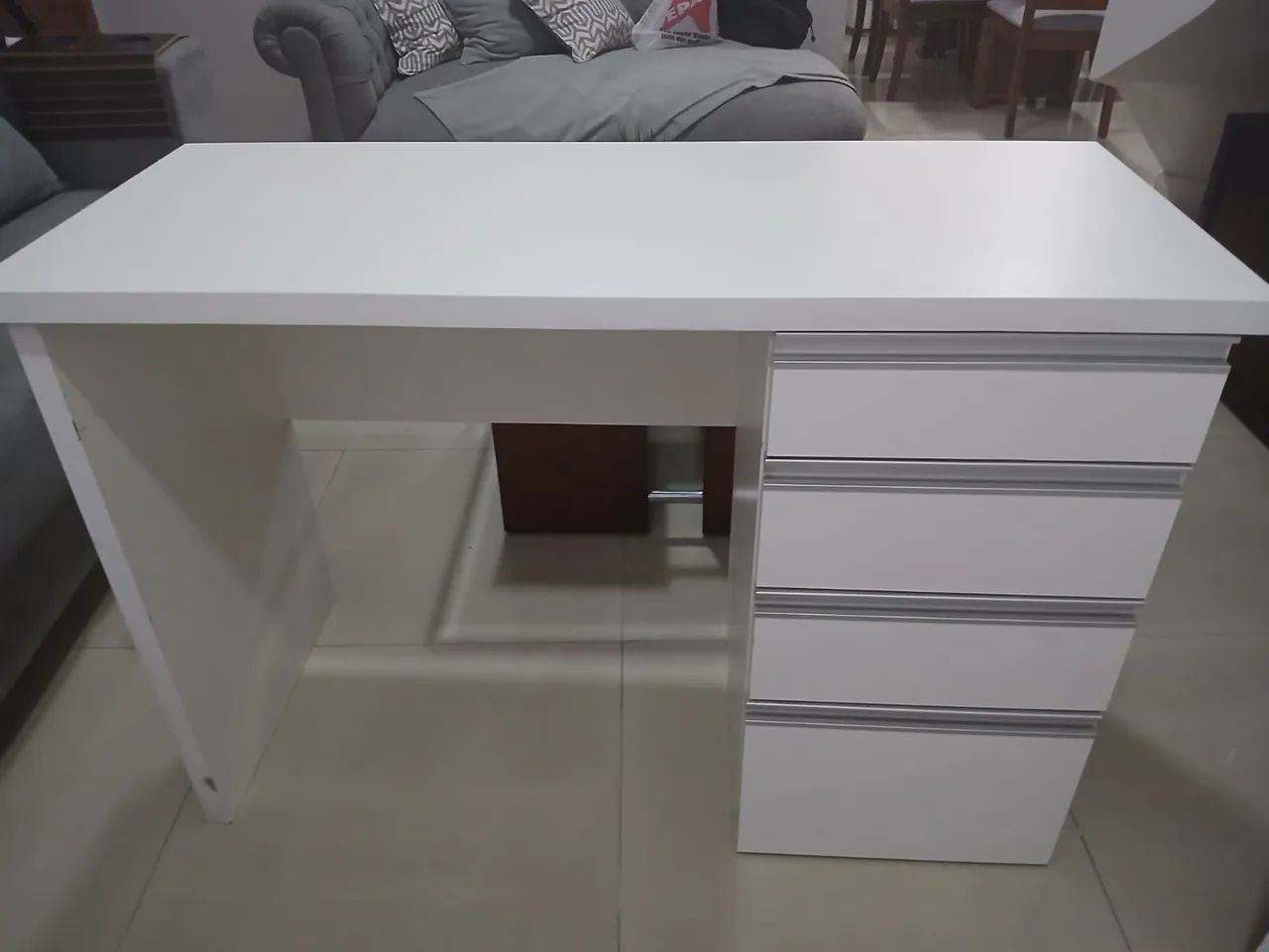 Vendo mesa de escritório em mdf com 4 gavetas.  - Foto 4