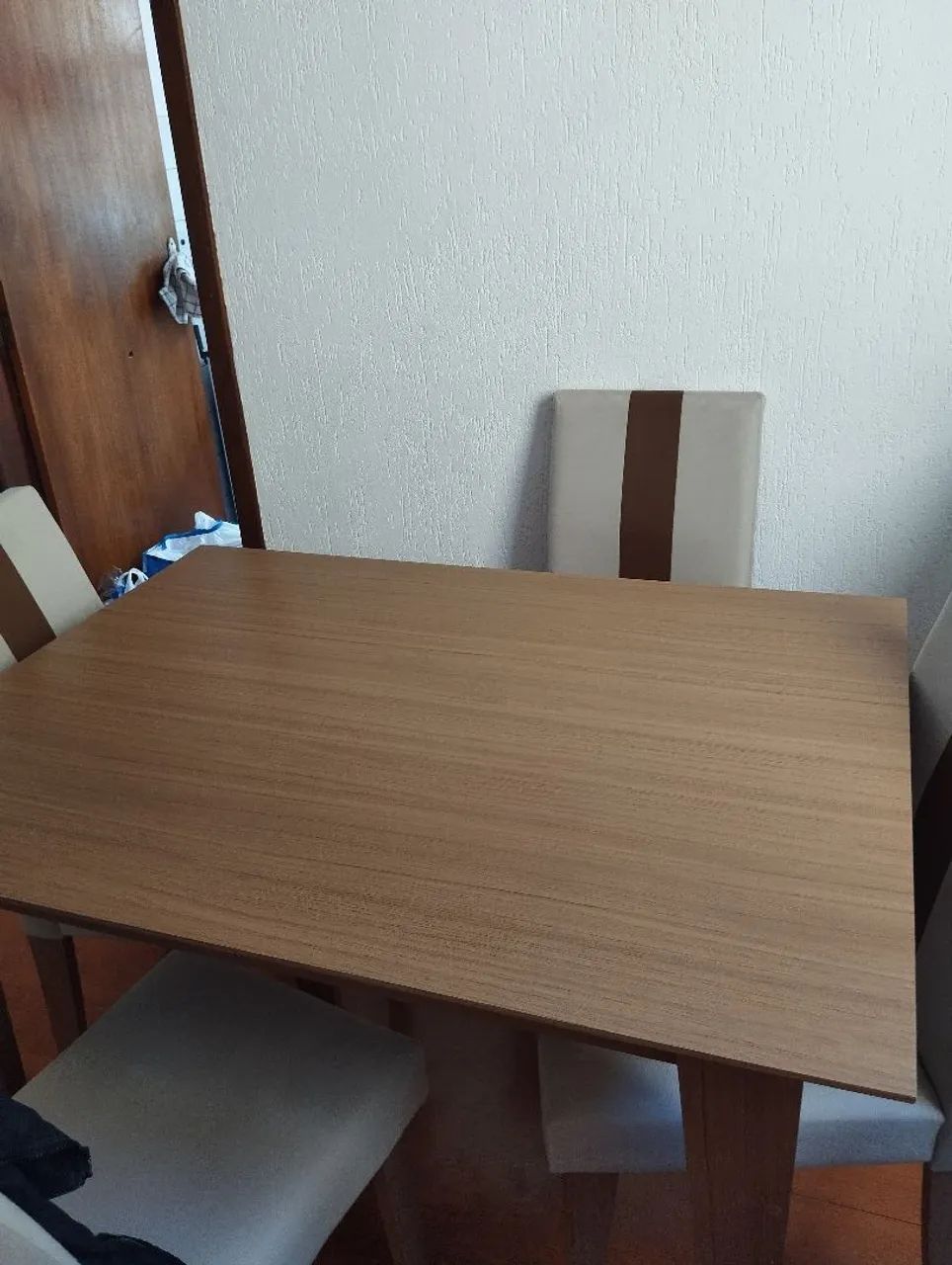 Mesa com 4 cadeiras bairro Camargos BH 