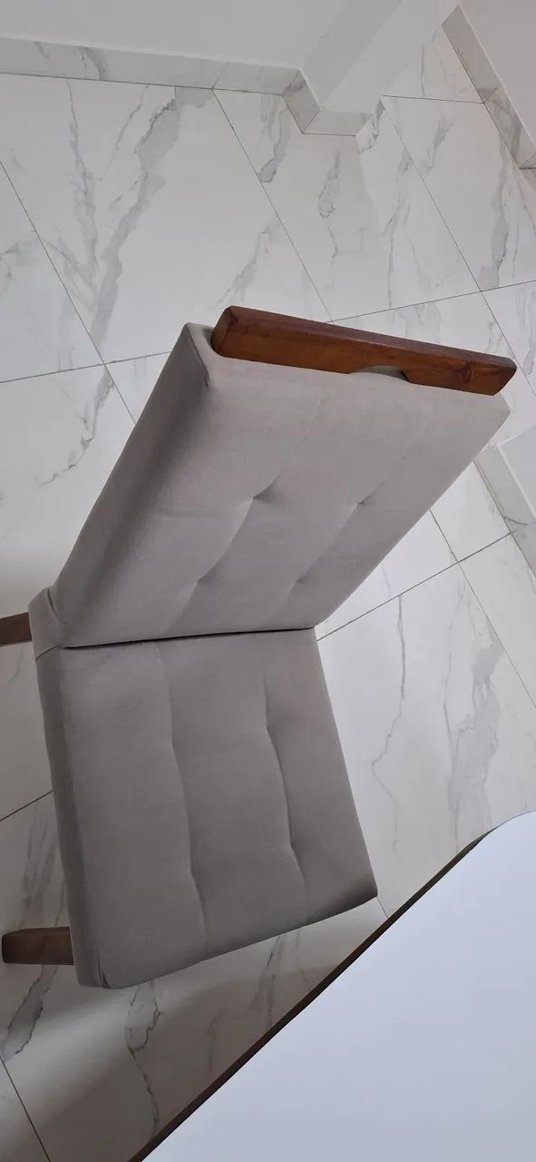 Mesa de madeira maciça 6 cadeiras.