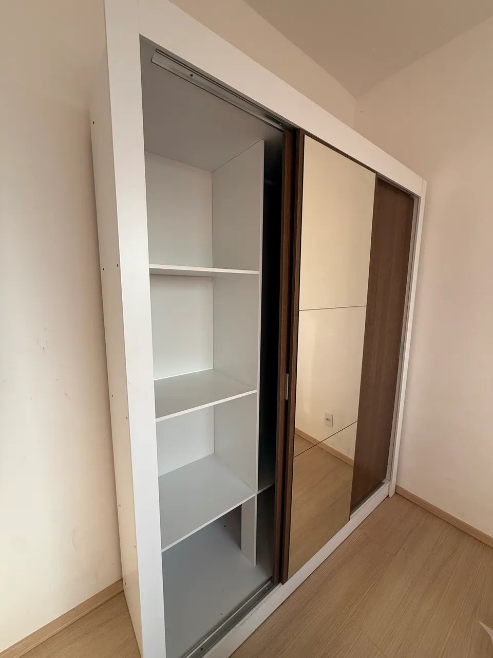 Guarda-roupa 3 portas com espelho