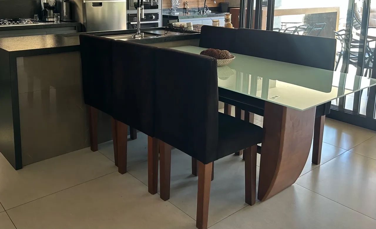 6 cadeiras - madeira com estofado preto