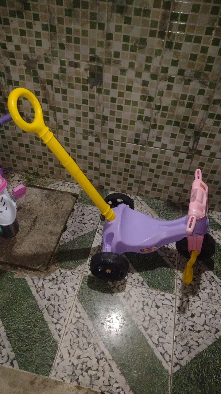 Vendo 1 bicicleta e 2 velocípede grande e pequeno