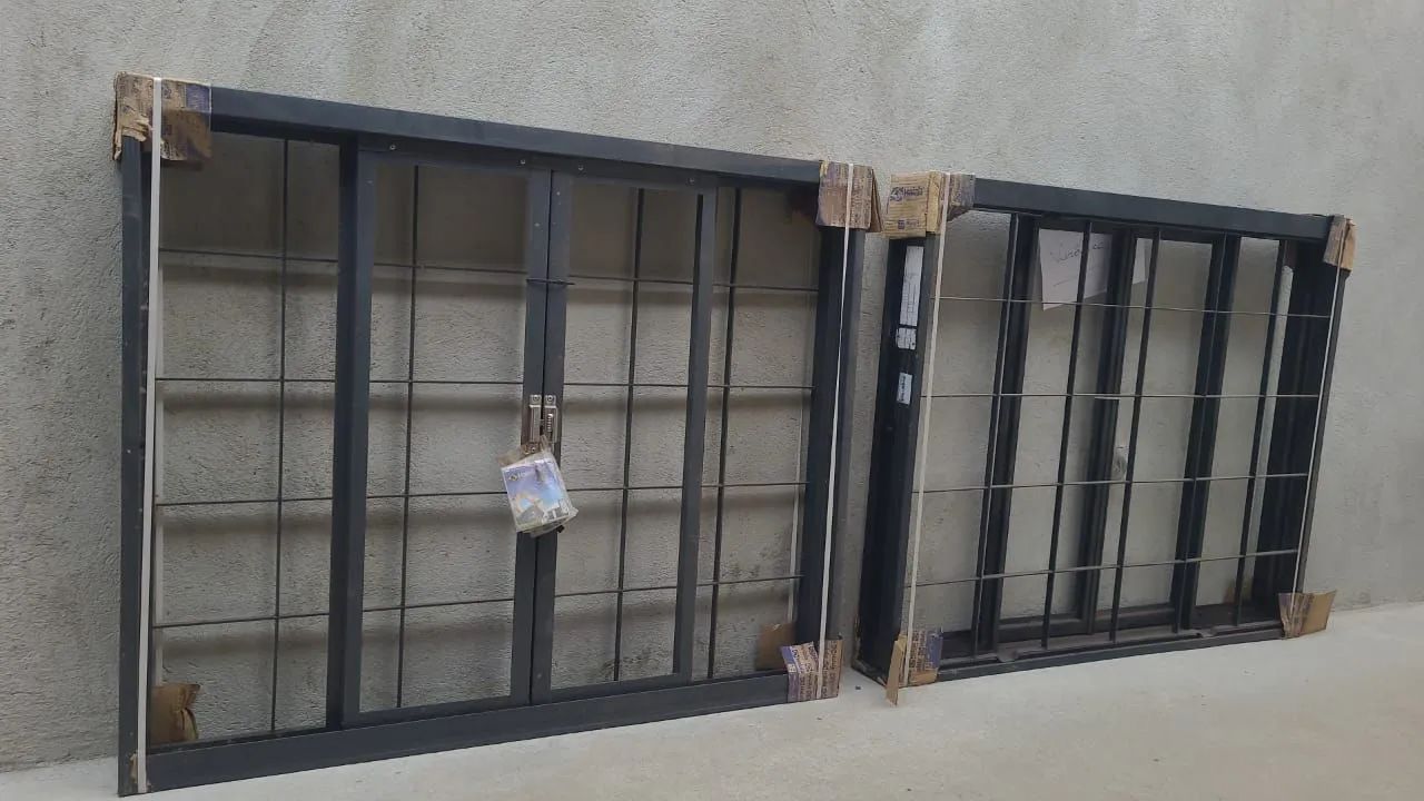 2 janelas de vidro com grade