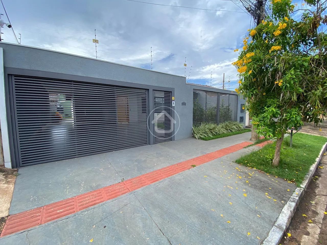 CASA TODA REFORMADA COM PLANEJADOS E QUINTAL - Foto 2