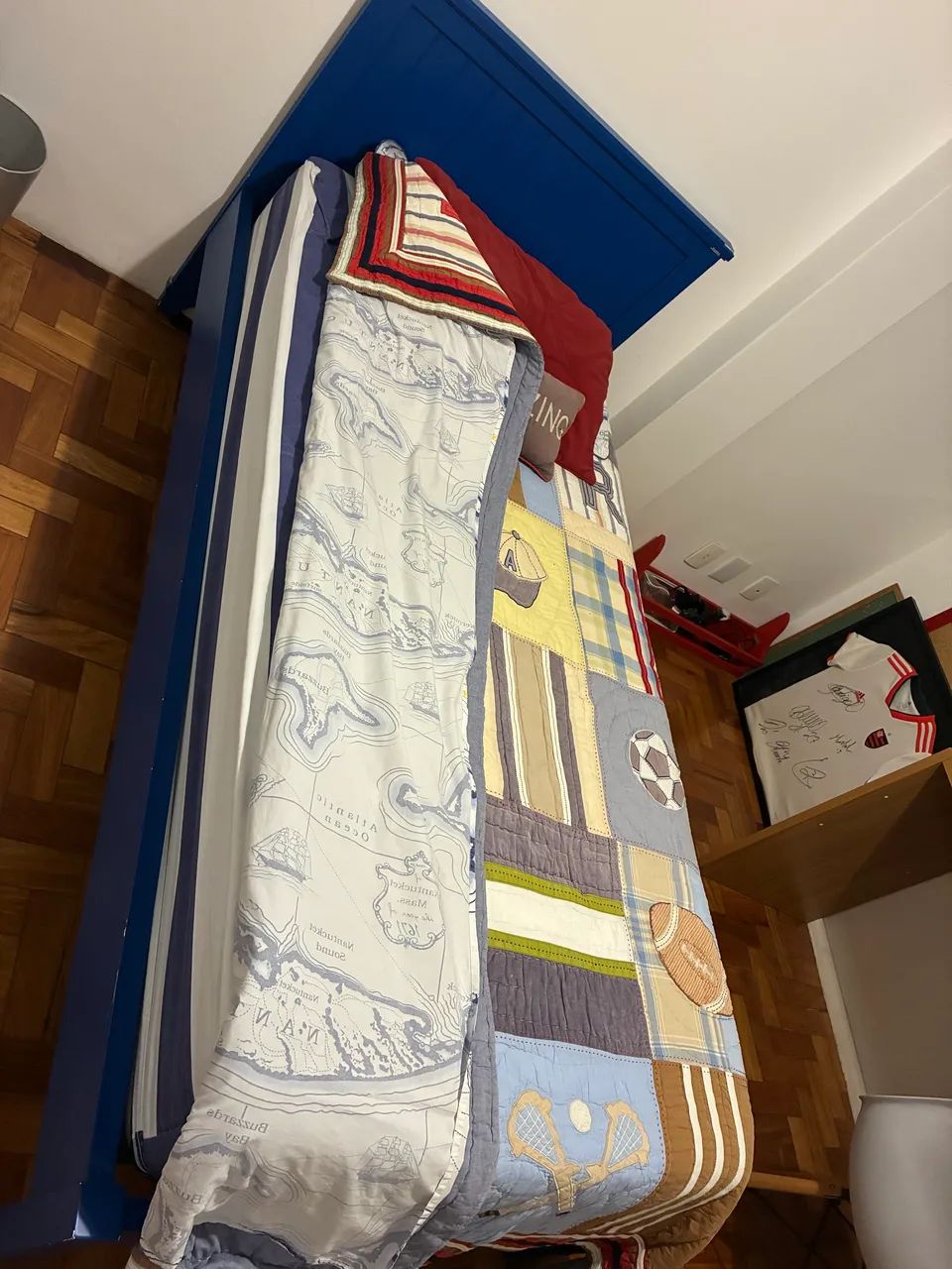 Cama de solteiro em madeira maciça e laca azul  - Foto 4