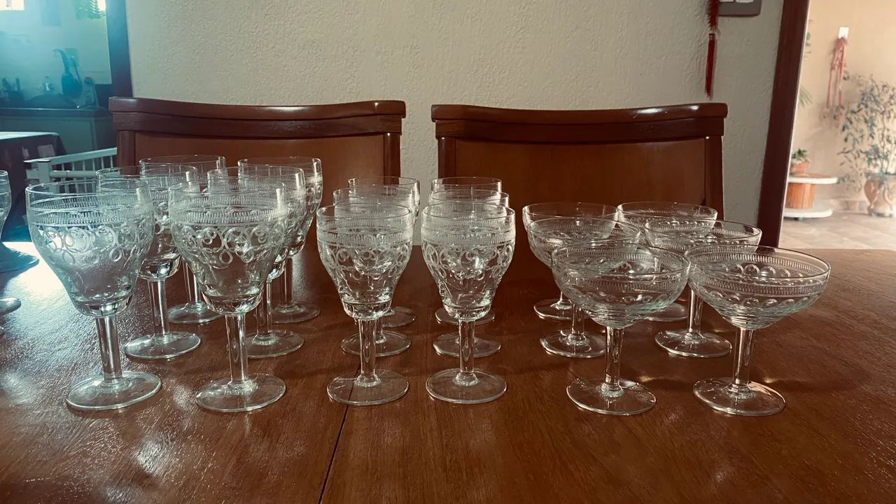 Conjunto de taças finas trabalhadas . - Foto 3