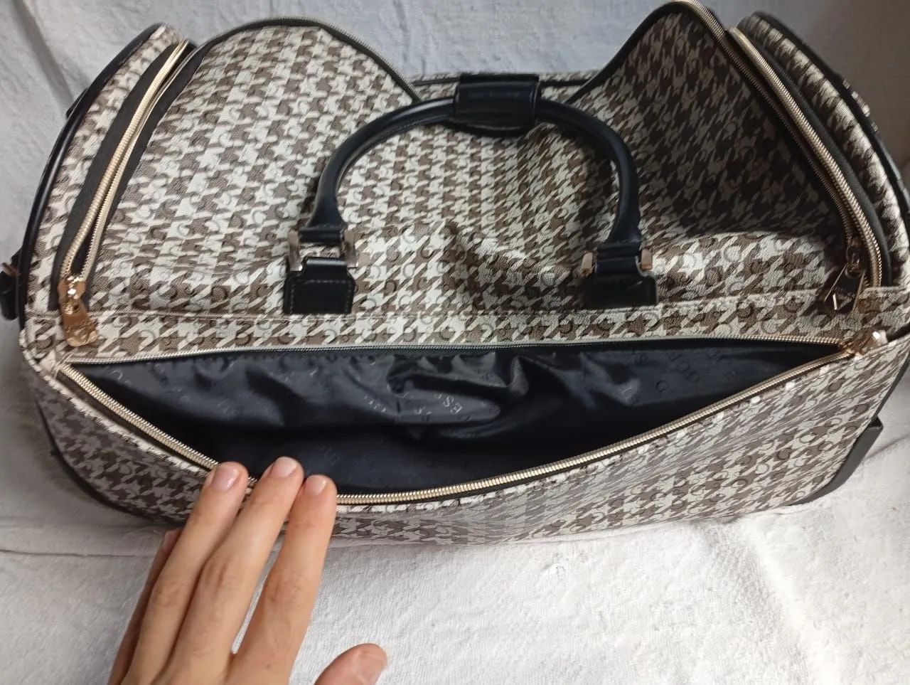 Bolsa da Guess versátil para viagem  - Foto 2