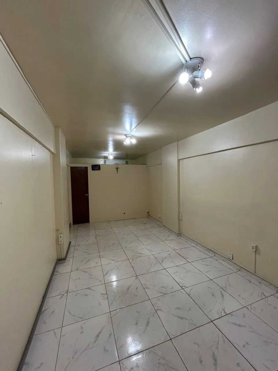 ALUGA-SE SALA COMERCIAL NO CENTRO
