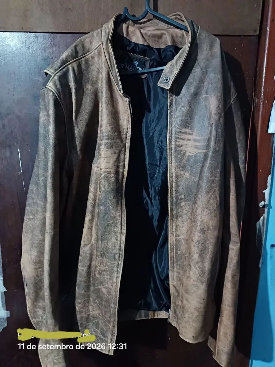 Vende-se uma jaqueta de couro de jacaré 