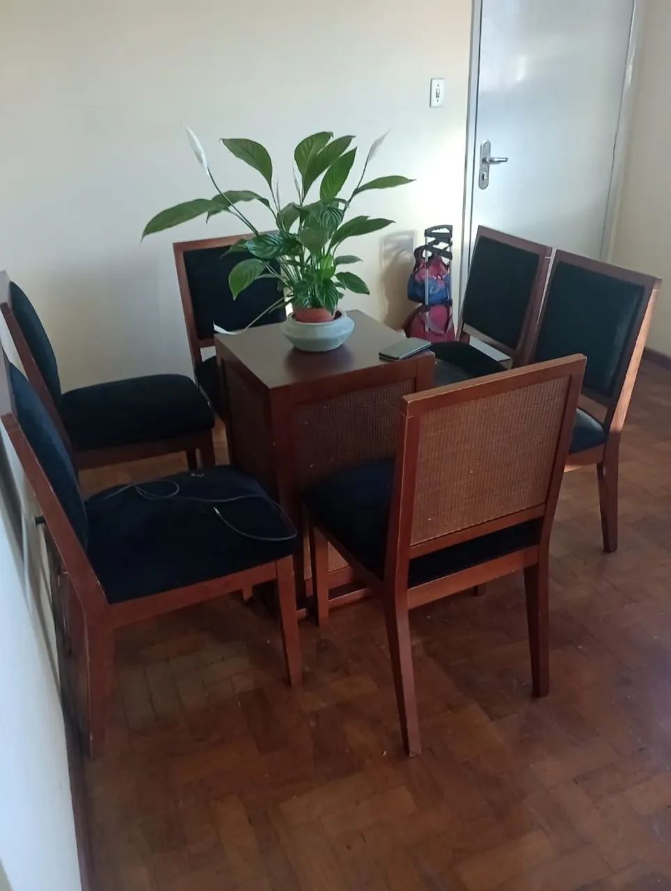 Conjunto de mesa com 6 cadeiras 