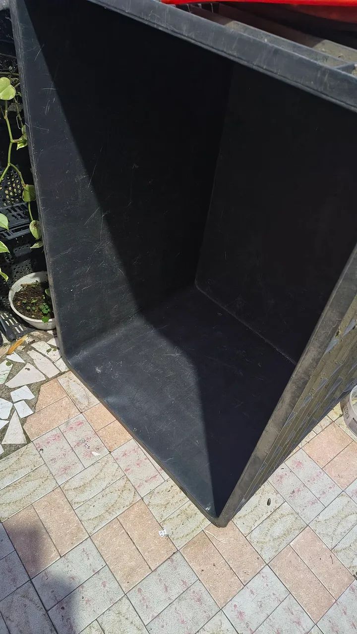 Caixa plástica fechado bem reforçada, capacidade para 370 L - Foto 3