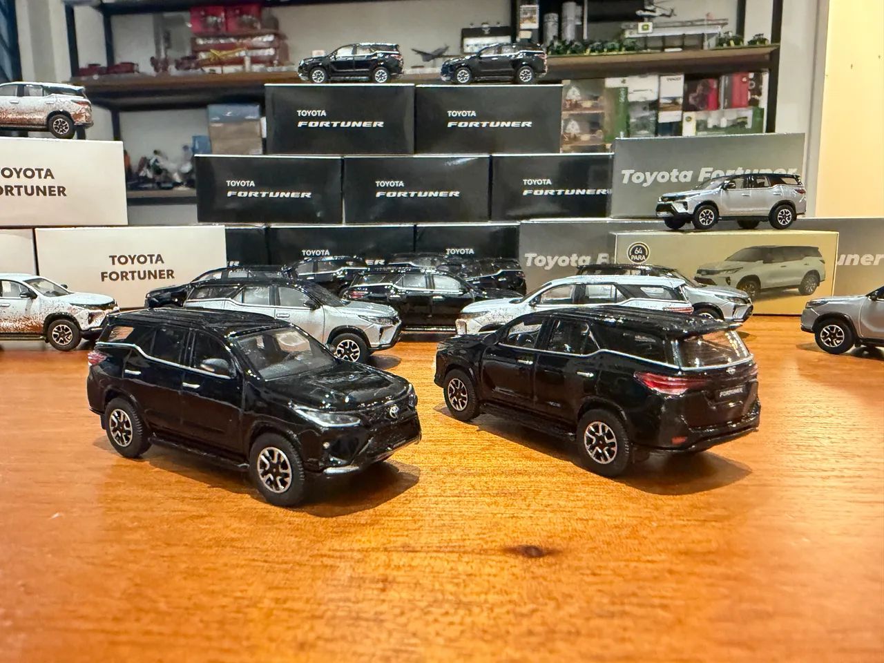 Miniatura Toyota sw4 preta 1/64 - Foto 2