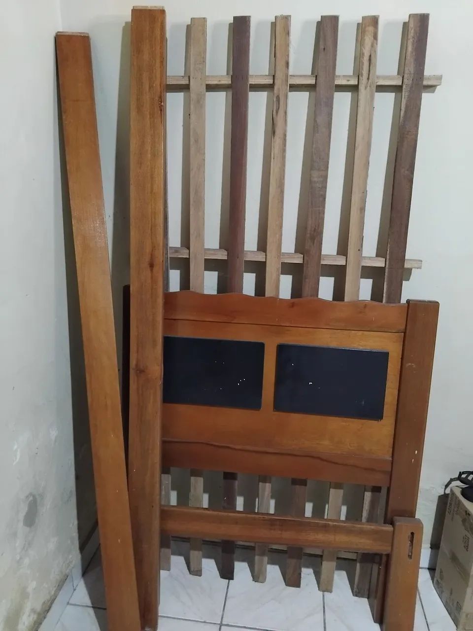 Cama solteiro semi nova madeira muito boa