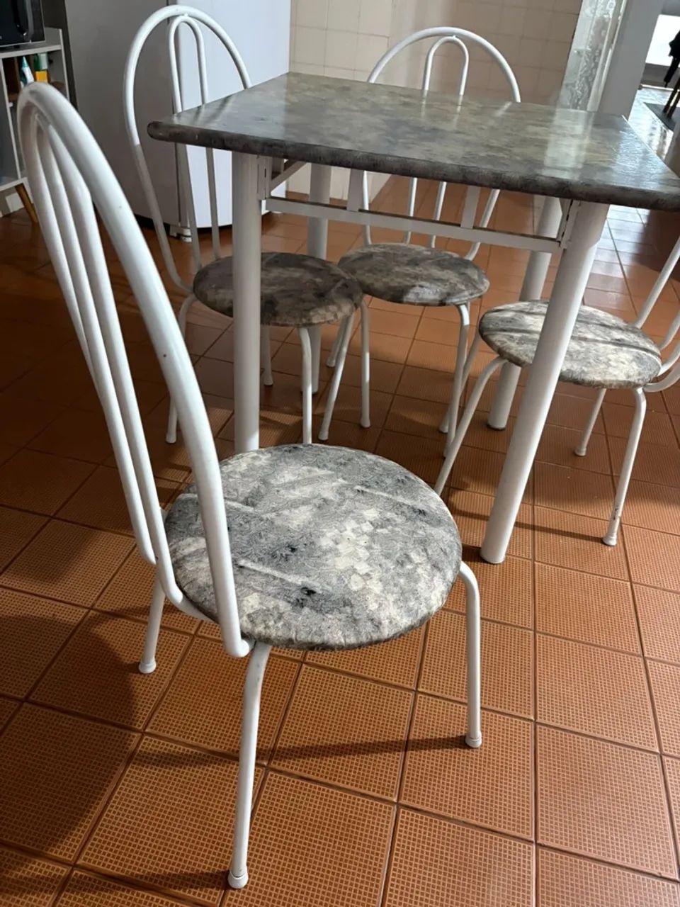 Mesa de Jantar com 4 Cadeiras - Conjunto Completo - Foto 4