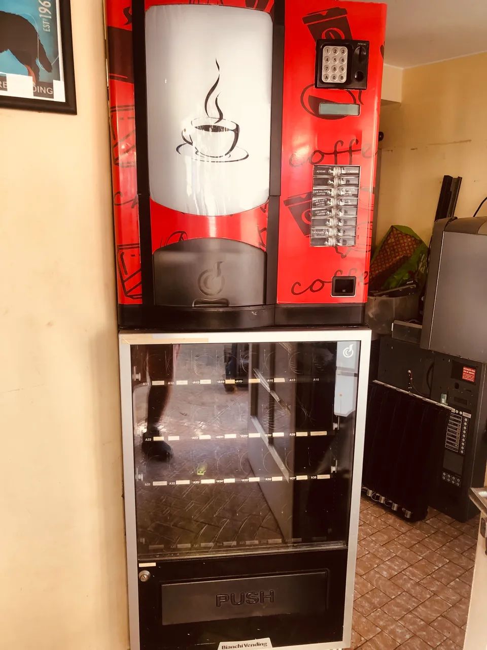 Vending machine / máquina de café e snacks 