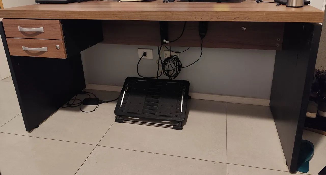 Mesa escritório com gavetas