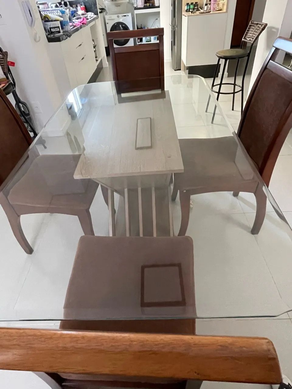 Mesa de Vidro com 6 lugares, base de madeira - Foto 3