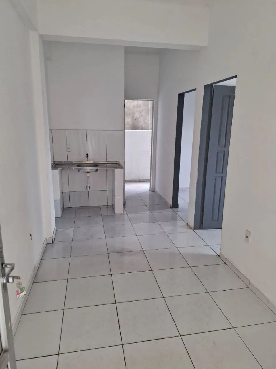 Aluga-se kitnet de 2 quartos - Av. Atroaris, Cidade Nova