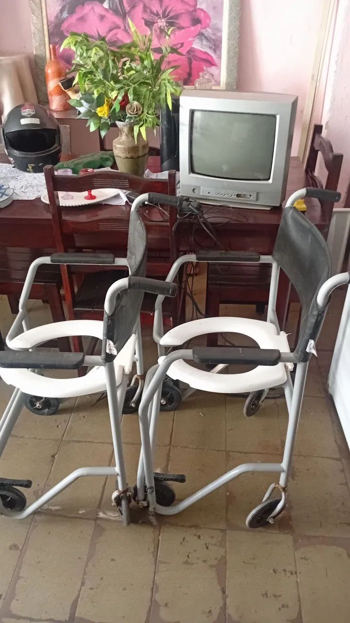 2 cadeiras de roda(banho) R$200,00 cada uma