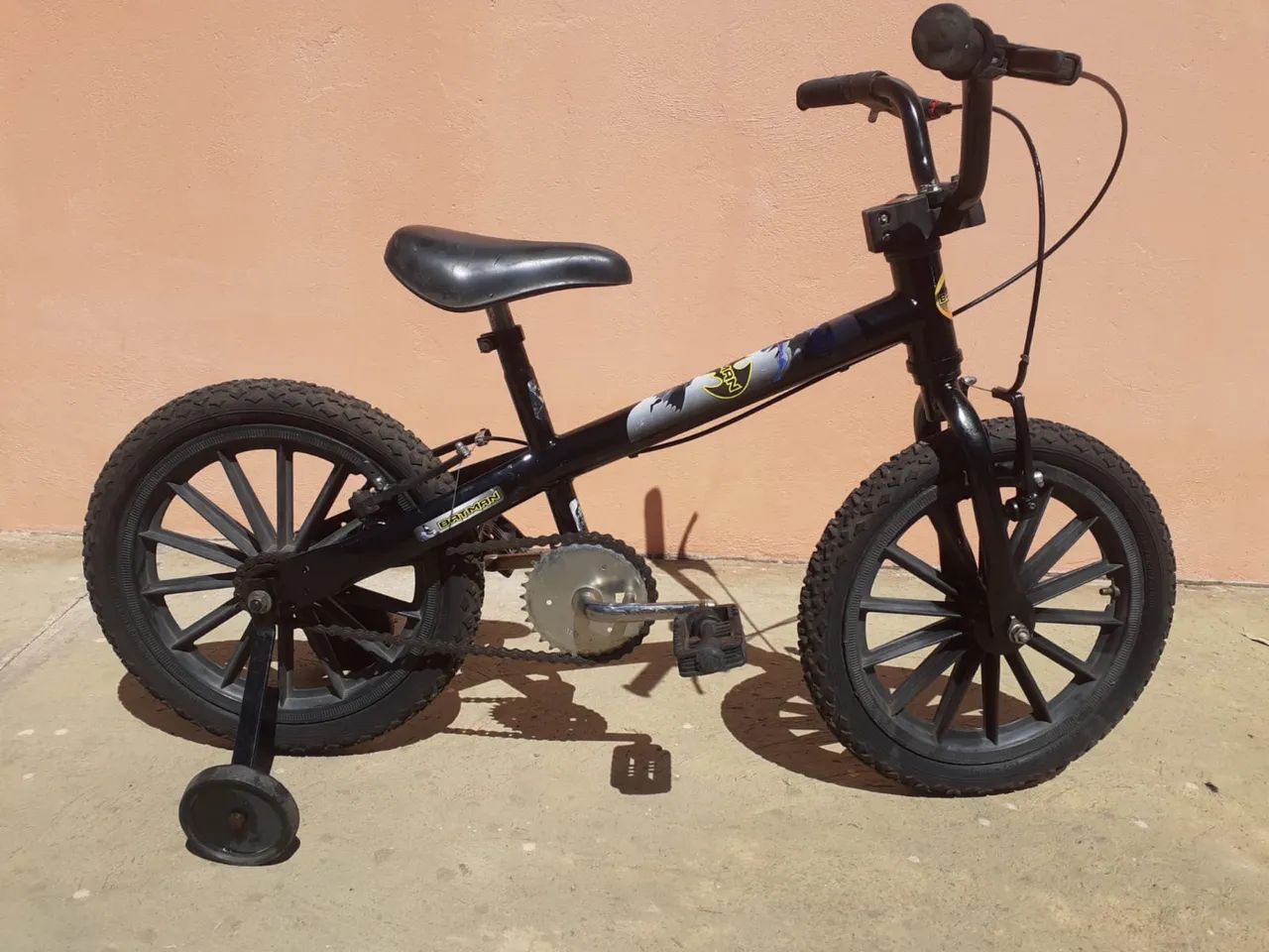 Vendo bicicleta aro 16 infantil Batman com rodinhas