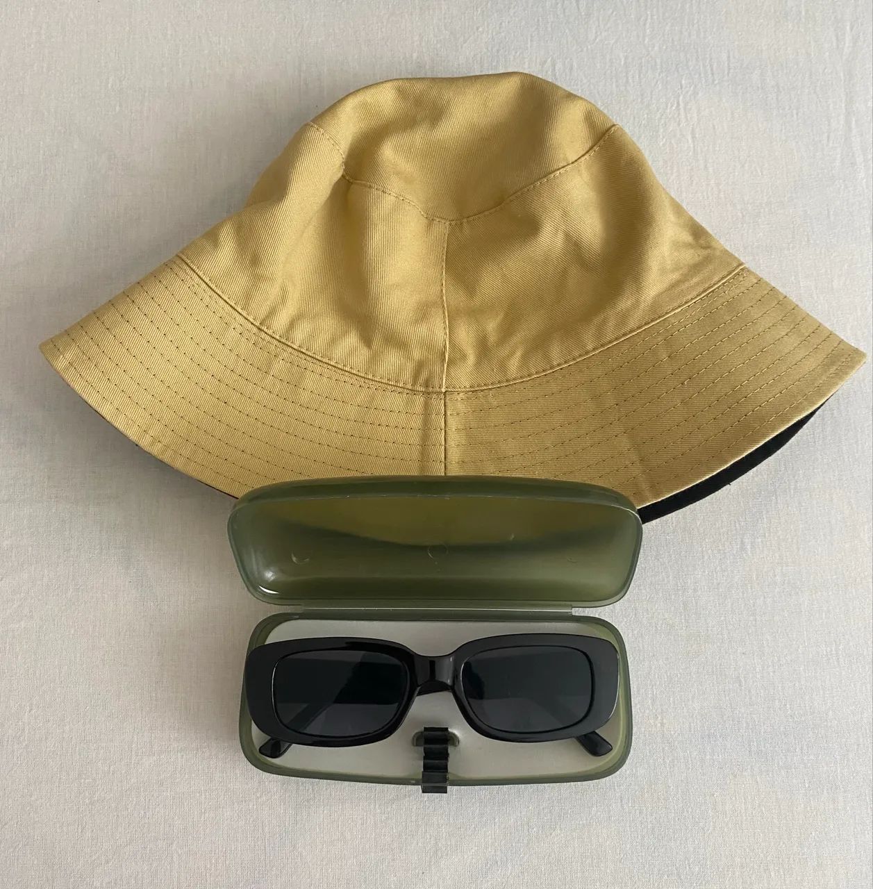 Bucket e óculos de sol 