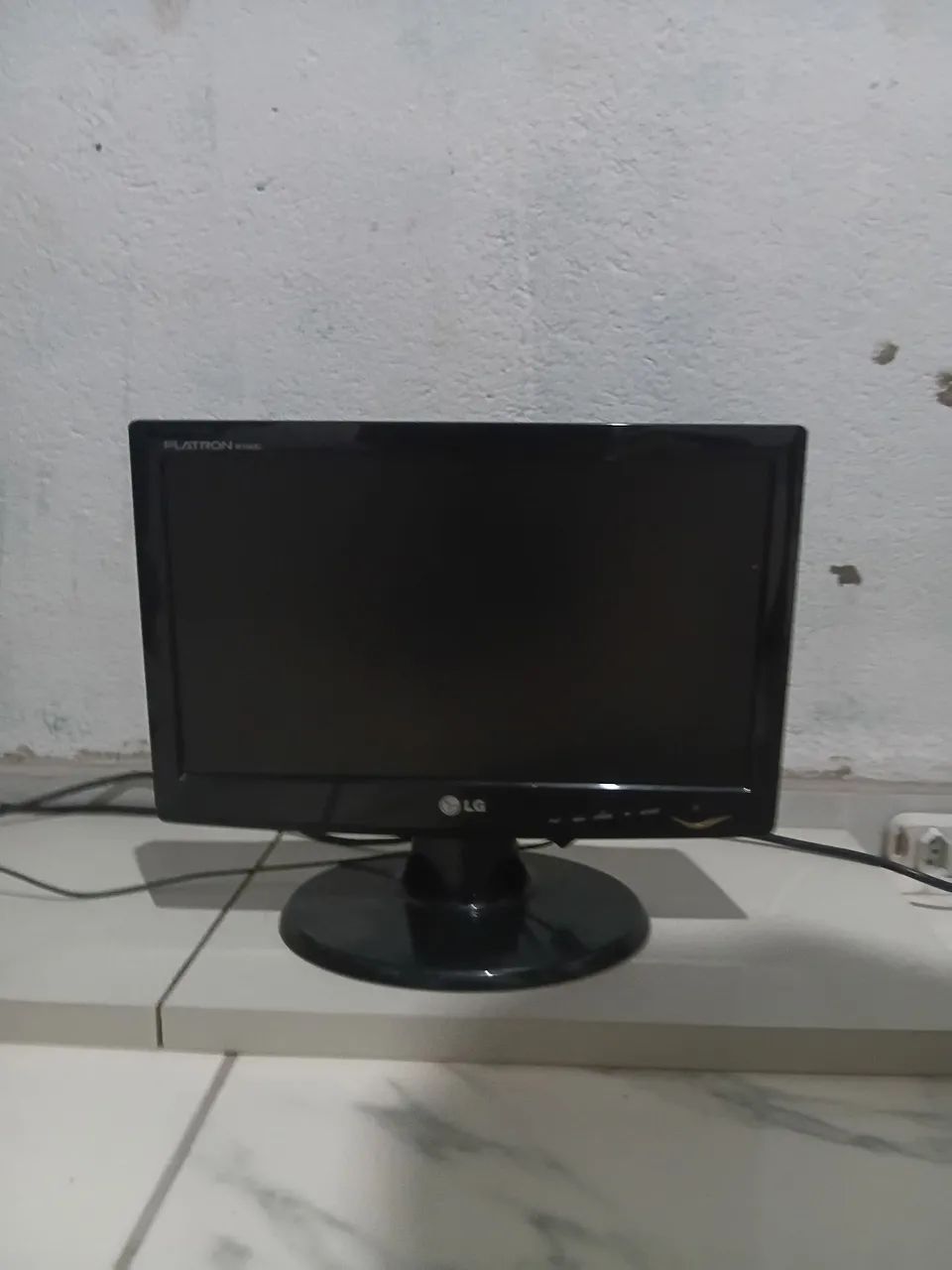 Um monitor LG de 15 polegadas 
