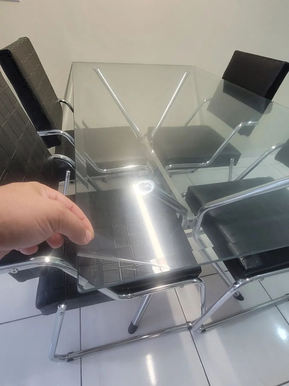 VENDO MESA COM 4 CADEIRAS - Foto 3