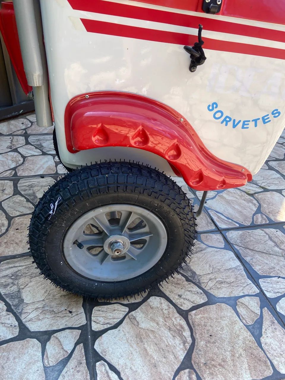 Carrinho de sorvete da marca Thermototal, em excelente estado de conservação 