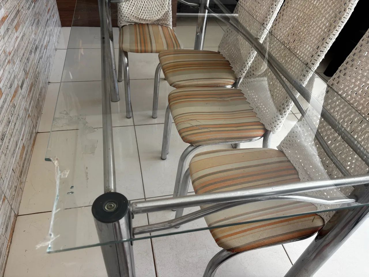 Mesa de vidro com 4 cadeiras - Foto 3