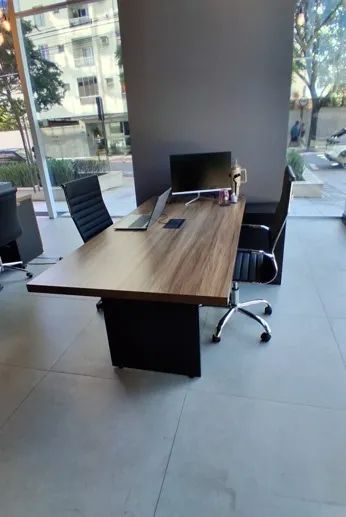 Mesa de reunião com cadeiras - Foto 2
