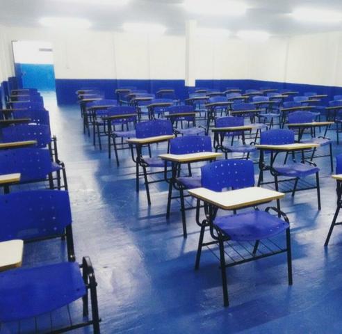 Cadeiras escolares e fixas, balcão sofá